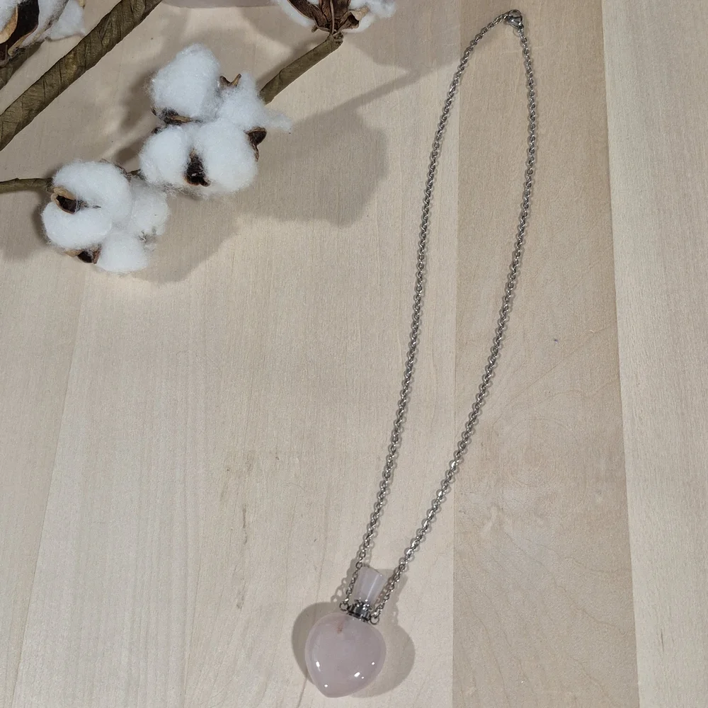 🩷🩷NEW🩷🩷 BEAUTIFUL!! Rose Quartz Heart Shape Perfume Bottle Necklace - Picture 5 of 12
